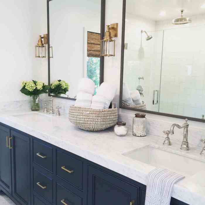 Navy blue bathroom decor