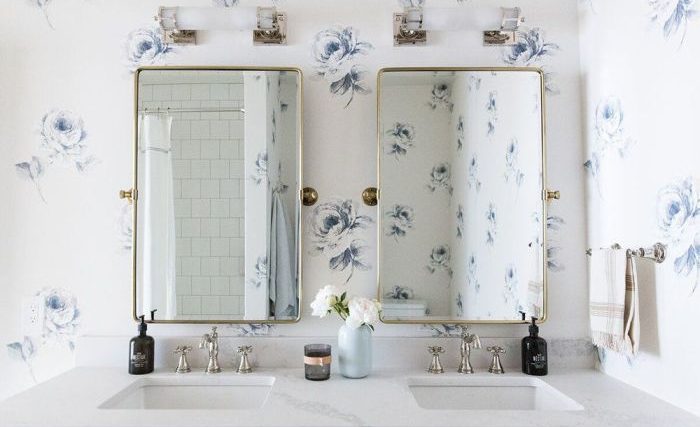 Navy blue bathroom decor