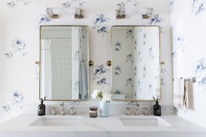 Navy blue bathroom decor